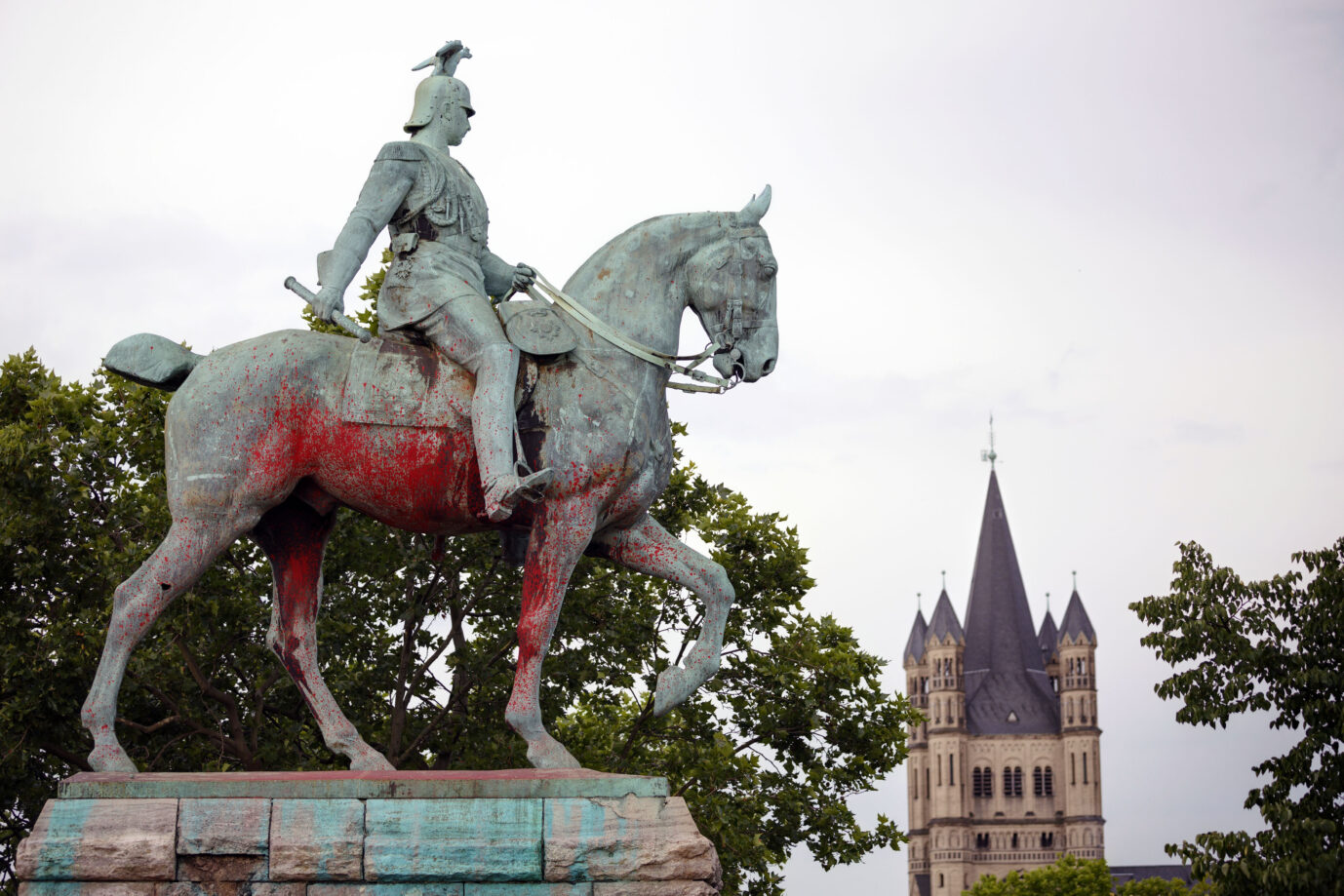 Ein Reiterstandbild von Kaiser Wilhelm II. an der Hohenzollernbrücke in der Kölner Altstadt, das mit Farbe verunstaltet wurde