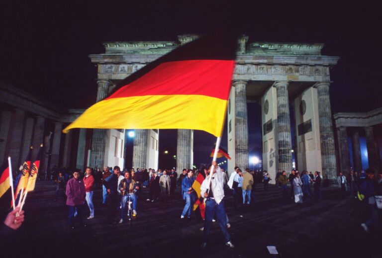 Schwarz-Rot-Gold: Feiernde schwenken die deutsche Flagge beim Fest der Einheit Anfang Oktober 1990