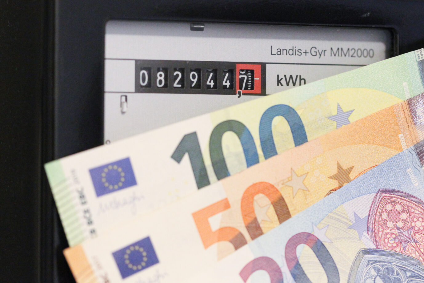 Zählerstand: Um den Strompreis für Endverbraucher um einen Cent pro Kilowattstunde zu senken, müßte der Staat 1,3 Milliarden Euro aufbringen, Bartsch dort einen Strom- und Gaspreisdeckel