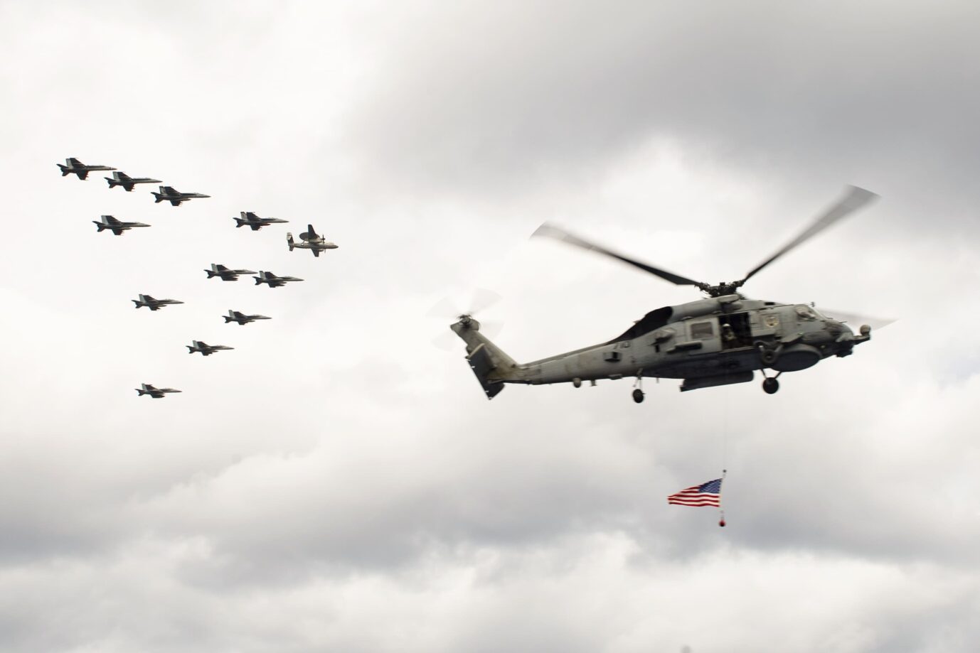 Der US-Militärhubschrauber MH-60R Strike Hawk in einem Manöver im Pazifik 2021 soll laut einer Theorie aus Rußland für die Sabotage Nord Stream verantwortlich sein