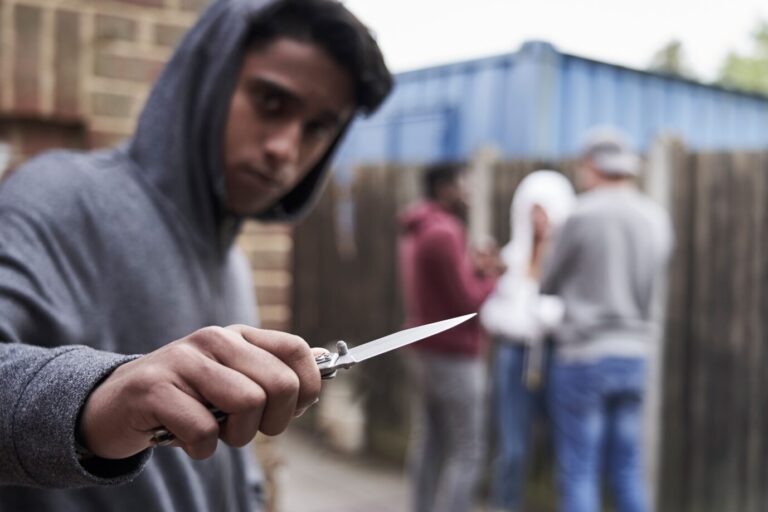 Messer-Attentate und Mord: Jugendliche Täter mit Migrationshintergrund werden in Berlin nicht mehr statistisch erfaßt. Foto: picture alliance / Loop Images | Highwaystarz
