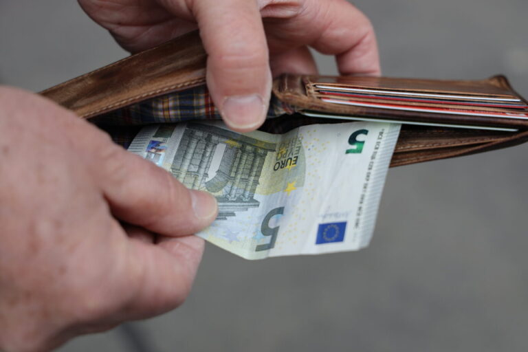 Fünf Euro im Geldbeutel: Das ersparte der Bürger schmilz aktuell geradezu dahin