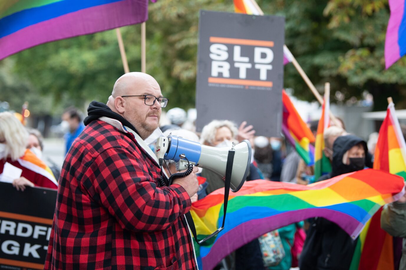 Der sächsische Landtagsabgeordnete Mirko Schultze (Die Linke) bei einer Demonstration gegen die AfD auf dem Marienplatz in Görlitz im September 2021. Mitarbeiter eines Büros sollen sich jetzt an illegaler Migration beteiligt haben. Foto: picture alliance/dpa/dpa-Zentralbild | Sebastian Kahnert