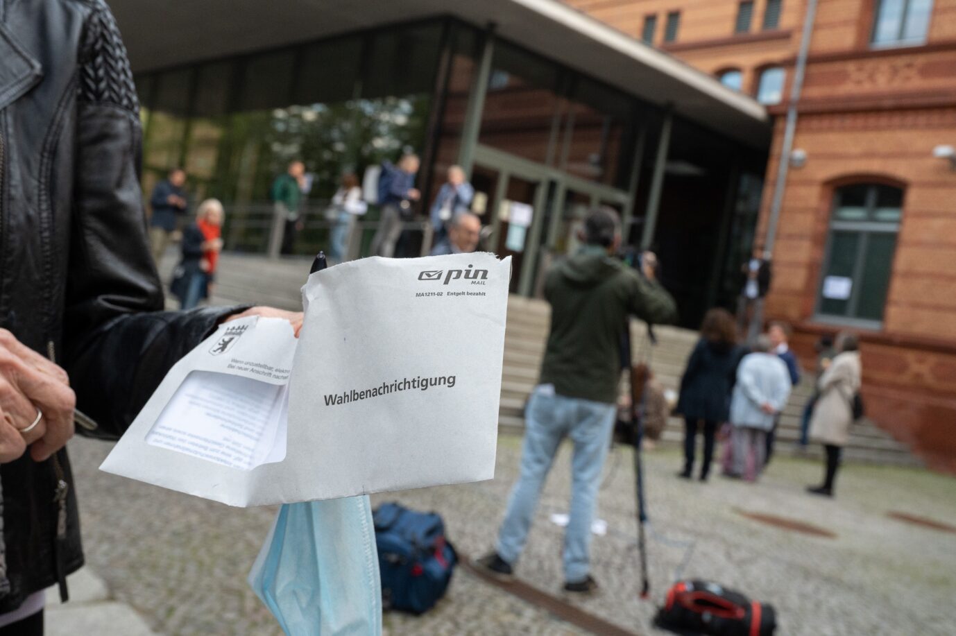 Eine Wählerin steht in Berlin um kurz nach 8 Uhr vor der Mensa Nord, in der sich die Wahllokale 102 und 106 bei der Wahl im September 2021 befanden. Nun wird sich der Verfassungsgerichtshof des Landes Berlin mit der Möglichkeit von Neuwahlen befassen und das damalige Wahlchaos verhandeln