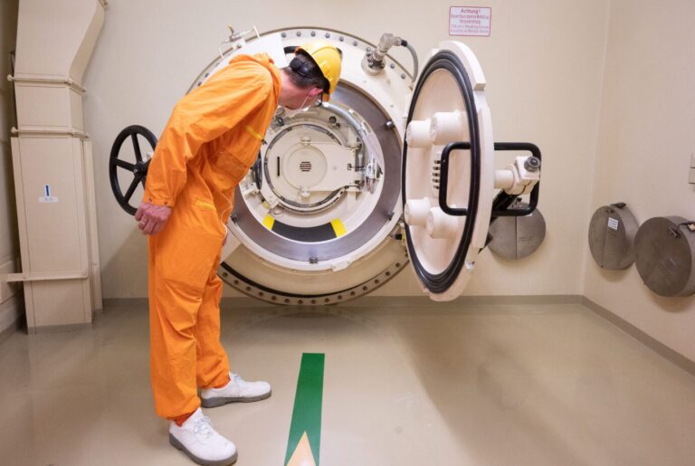 Ein Mitarbeiter schaut in eine Neben-Schleuse vom Reaktorgebäude vom Atomkraftwerk Grohnde. Nun fordern 20 Professoren den Weiterbetrieb der Atomkraftwerke