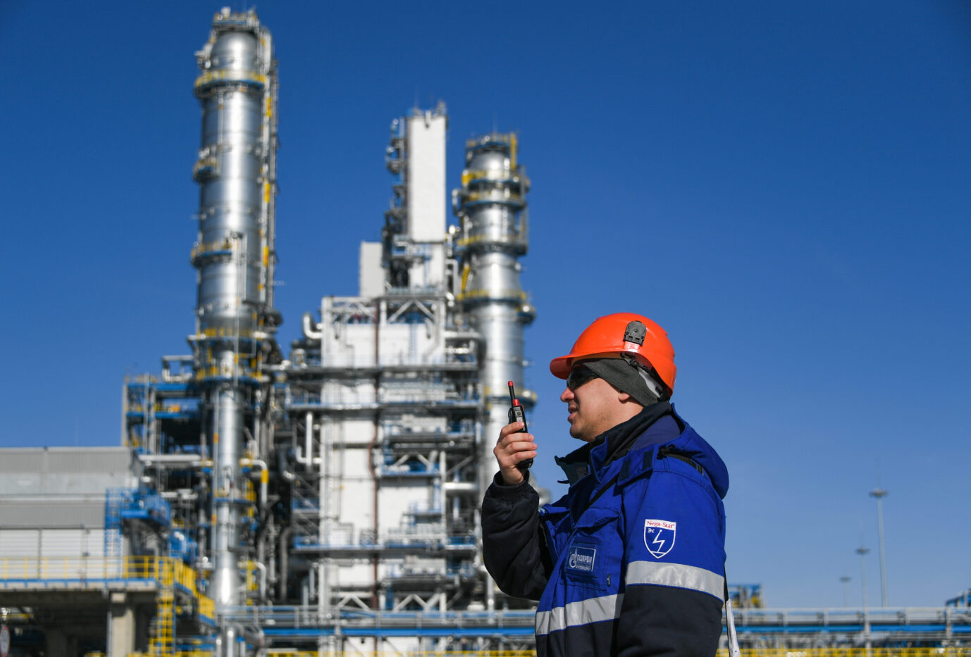Eine Gasaufbereitungsanlage in der russischen Oblast Amur. Laut internationalen Medienberichten steuert die russische Wirtschaft düstere Zeiten entgegen. Foto: picture alliance/dpa/TASS | Yuri Smityuk