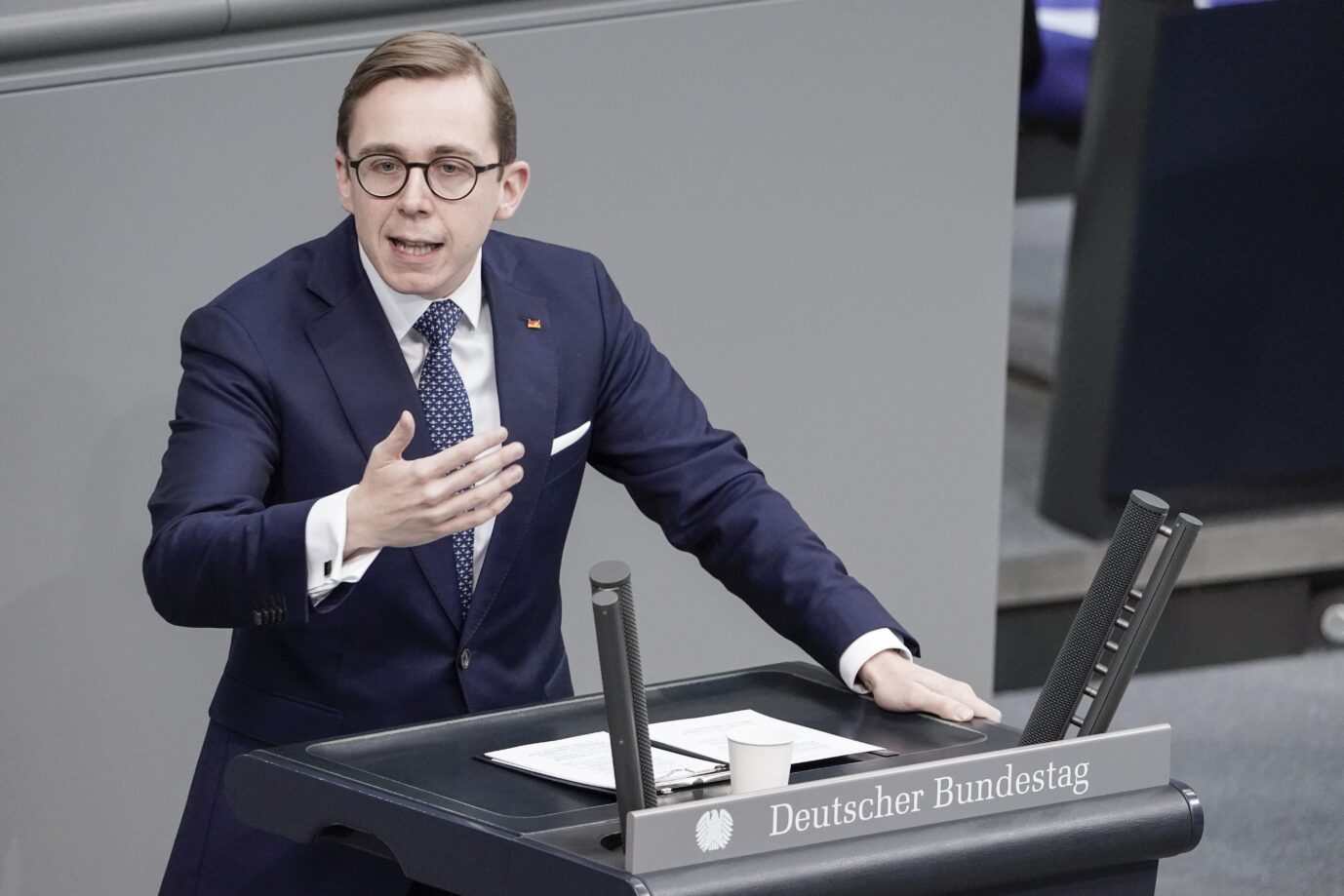 CDU-Politiker Philipp Amthor (Archiv) bei einer Rede im Bundestag. Nun kritisiert er die aus seiner Sicht gescheiterte Migrationspolitik der Ampelkoalition. Foto: picture alliance / Flashpic | Jens Krick