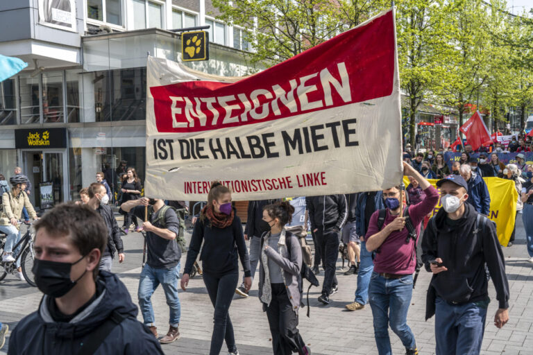 Linke demonstrieren für Enteignungen, nicht nur in Hamburg, auch in Bochum Foto: picture alliance / Jochen Tack | Jochen Tack