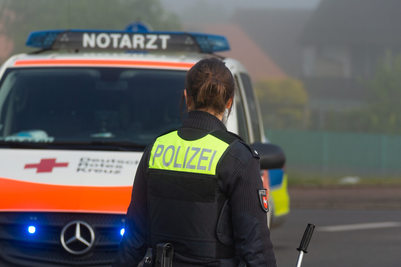 Polizei und Notarzt (Archvibild) in Niedersachsen: In Stade kostete einen Mann ein Streit in einem türkischen Restaurant das Leben