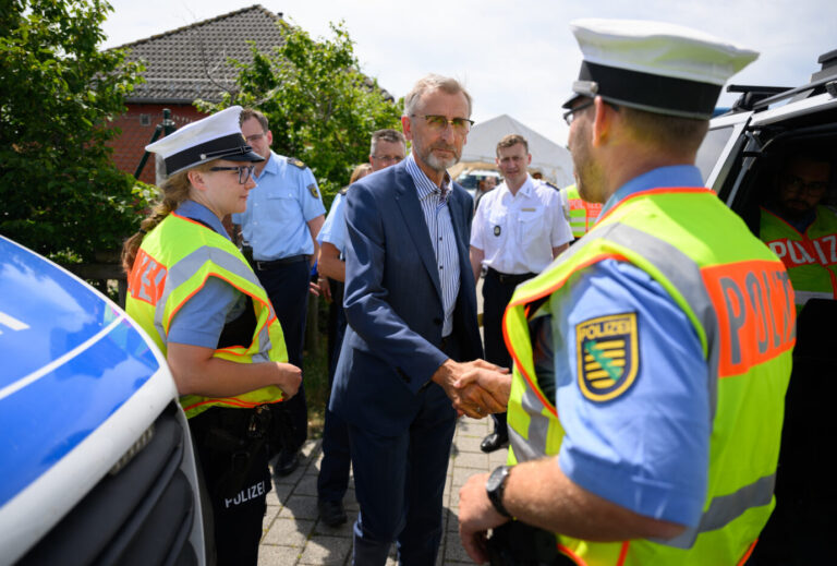 Sachsens Innenminister Armin Schuster (CDU) trifft eine Polizeikontrolle