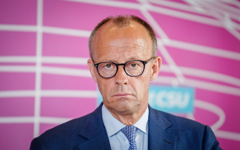 CDU-Chef Friedrich Merz: Prangerte er am Montag abend noch mit geschwollener Brust einen „Sozialtourismus“ durch ukrainische Flüchtlinge, folgte noch vor dem Mittag des Folgetags die kleinlaute Entschuldigung