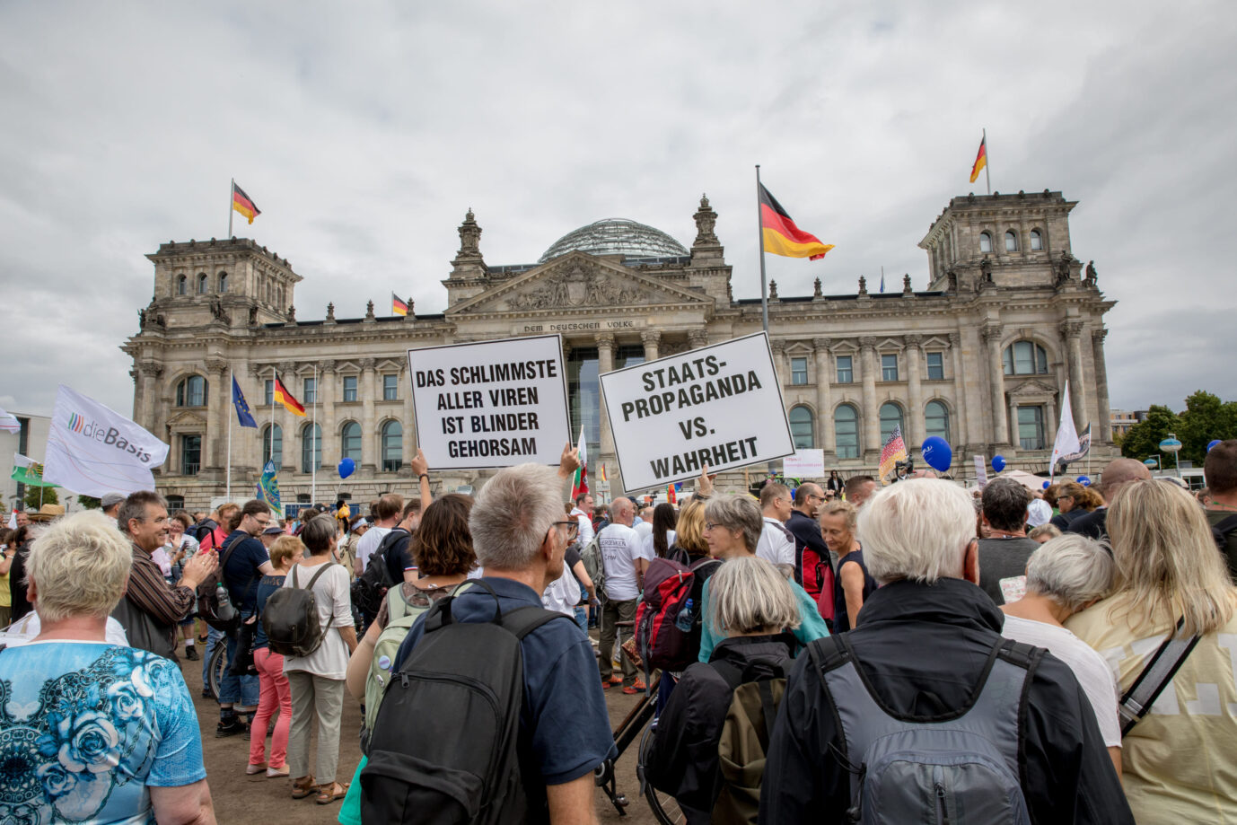 Das Vertrauen in den Staat sinkt immer tiefer. Hier Demonstranten gegen die Corona-Maßnahmen am 1. August vor dem Reichstag.