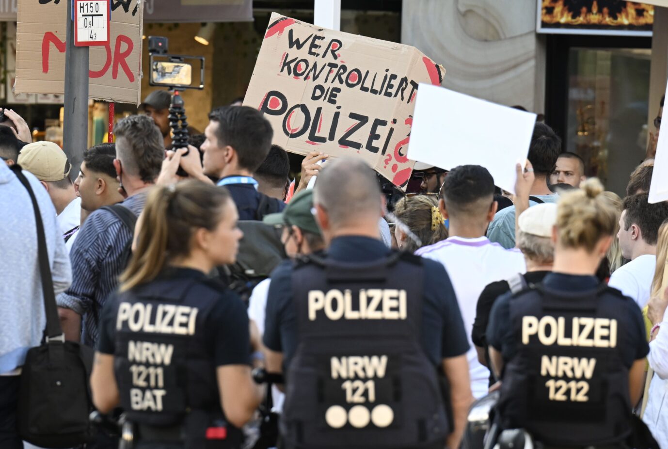 Die Dortmunder Polizei sichert eine Demonstration ab, die am 10. August an den Tod eines 16jährigen Senegalesen während eines Polizeieinsatzes erinnert. Jetzt ermittelt die Staatsanwaltschaft gegen weitere Beamte in dem Fall. Foto: picture alliance/dpa | Roberto Pfeil