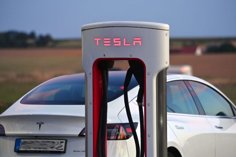 Elektromobilität wird teuer: Die Unterhaltskosten für E-Autos steigen und übertreffen die von Benzinern deutlich - das gilt auch für Tesla.