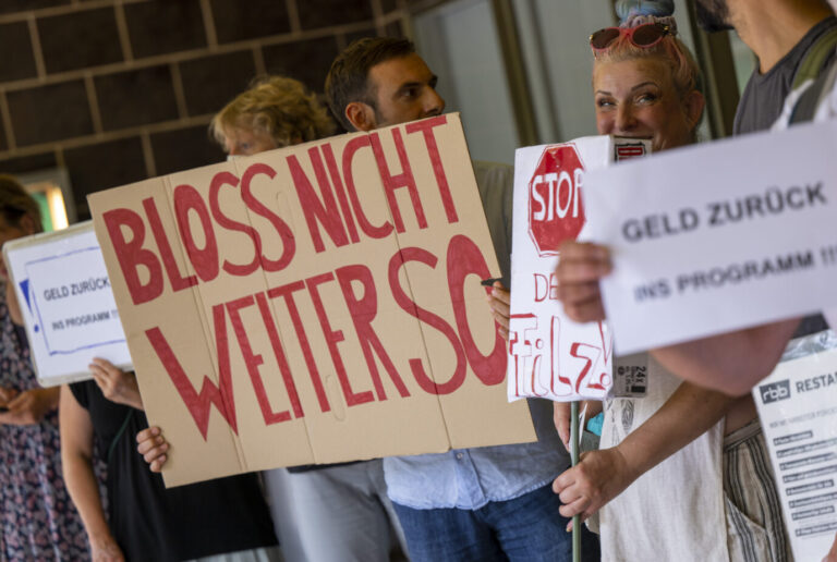 Menschen protestieren vor dem Haus des Rundfunks in Berlin: Jetzt wird es darum gehen, den Protest wachzuhalten