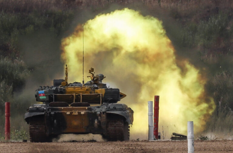 Aserbaidschanische Soldaten in einem Panzer des Typs T-72 B3