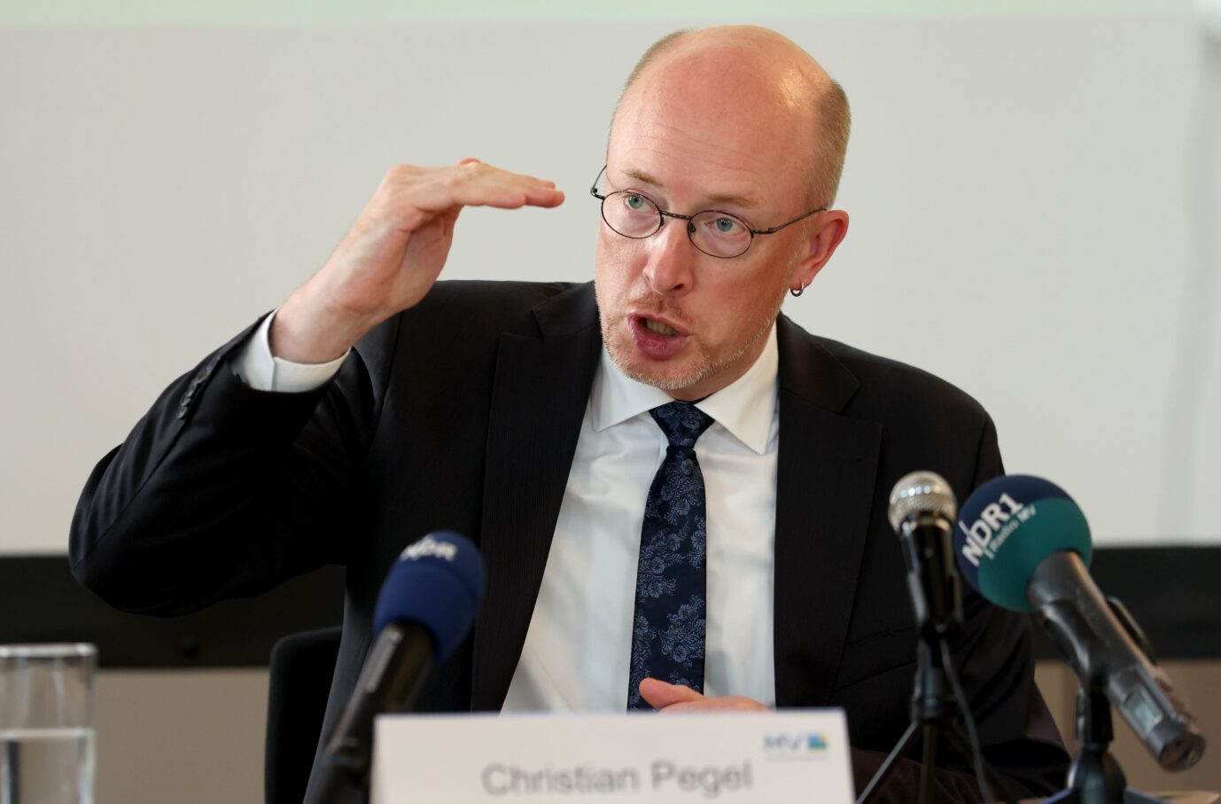 Syrer greift Pollizist an: Mecklenburg-Vorpommerns Innenminister Christian Pegel (SPD) sprach über den schwerverletzten Polizisten, nannte aber die Nationalität des Täters nicht.