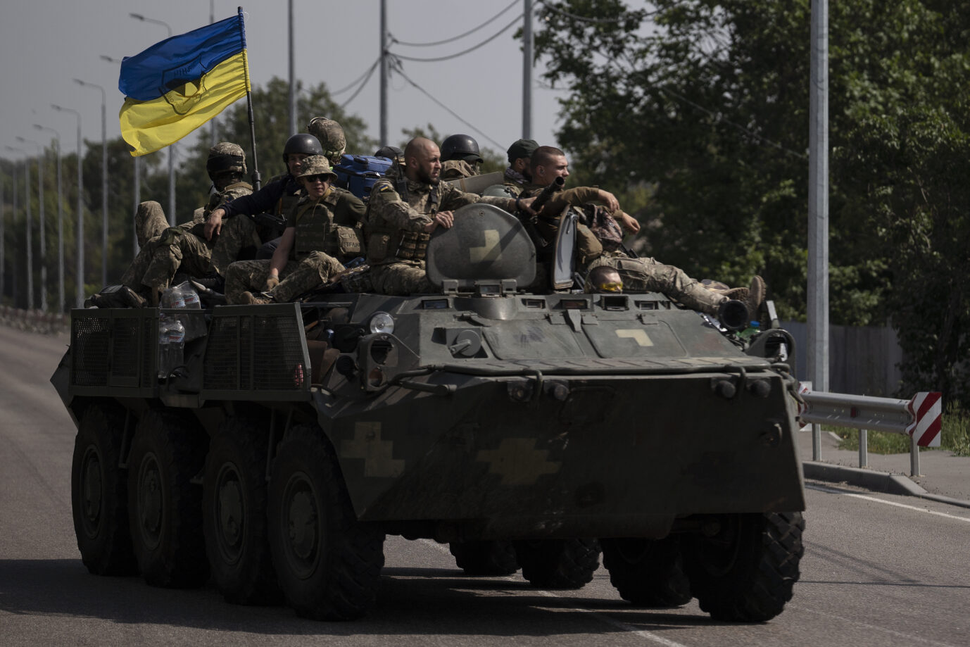 Ukrainische Soldaten beim Transport: im Osten und Süden - wie um Cherson - wird hart gekämpft Foto: picture alliance / ASSOCIATED PRESS | Leo Correa