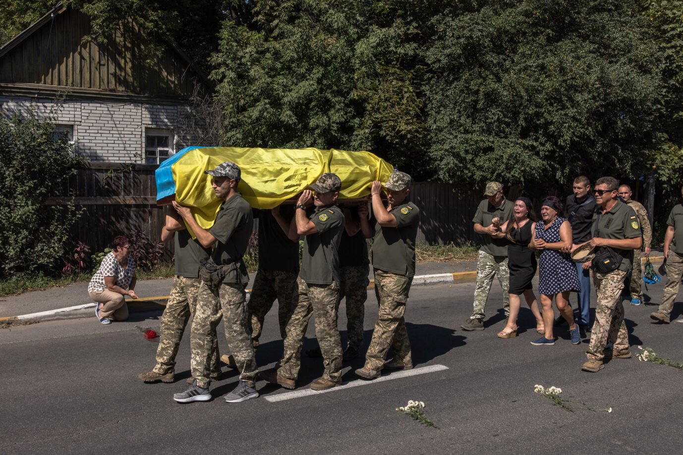 Beerdigung eines ukrainischen Soldaten: Offensiven fordern immer einen hohen Blutzoll beim Angreifer Foto: picture alliance / EPA | ROMAN PILIPEY