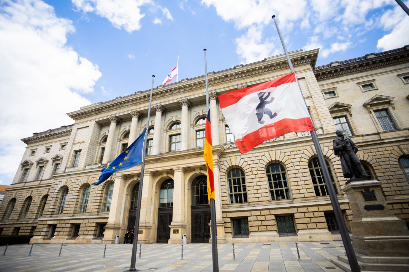 Die Flaggen am Abgeordnetenhaus von Berlin wehen aus Anlass der Beisetzung von M. Gorbatschow auf halbmast. Nun hat der Verfassungsgerichtshof des Landes Berlin die Möglichkeiten für Neuwahlen ins Spiel gebracht.