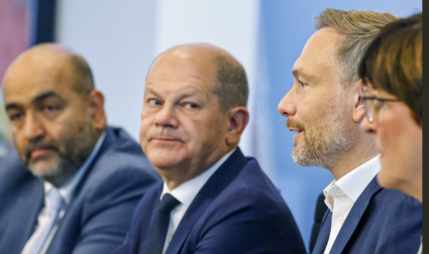 Kanzler Olaf Scholz (SPD) (2.v.l.) schaut angesichts des nächsten Entlastungspakets skeptisch auf Finanzminister Christian Lindner (FDP) (2.v.r.) Foto: picture alliance / EPA | HANNIBAL HANSCHKE
