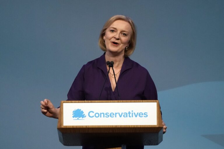 Die neue britische Premierministerin Liz Truss hält in London eine Rede vor ihrer Partei kurz nach ihrer Wahl zur neuen Parteichefin der Tories. Foto: picture alliance / ASSOCIATED PRESS | Frank Augstein