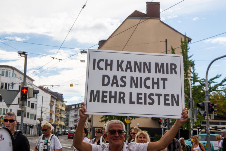 Demonstration am 3. September 2022 in Darmstadt, Hessen, gegen Coronamaßnahmen, Inflation und Waffenlieferungen. Bürger protestieren in der Stadt gegen zu hohe Kosten und Preise.