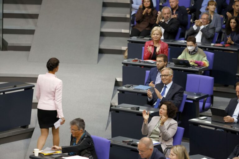 Abschied: Sahra Wagenknecht, Die Linke, verläst das Rednerpult des Bundestages nach ihrer umstrittenen Rußland-Rede.