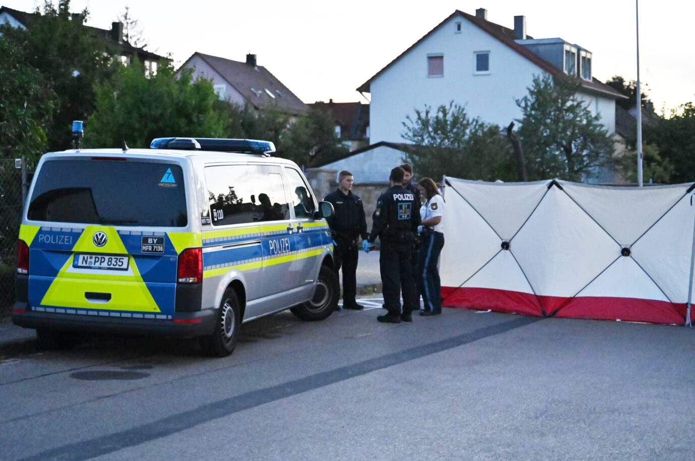 Ansbach: Polizisten haben einen Sichtschutz aufgebaut, nachdem ein Mann mehrere Passanten angegriffen hat und erschossen wurde.