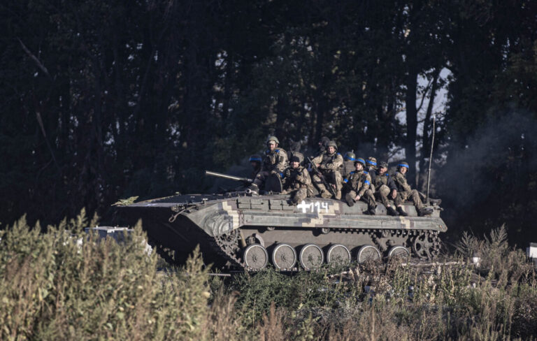 Ukrainische Soldaten nach der Eroberung einiger Städte in Charkiw Foto: picture alliance / AA
