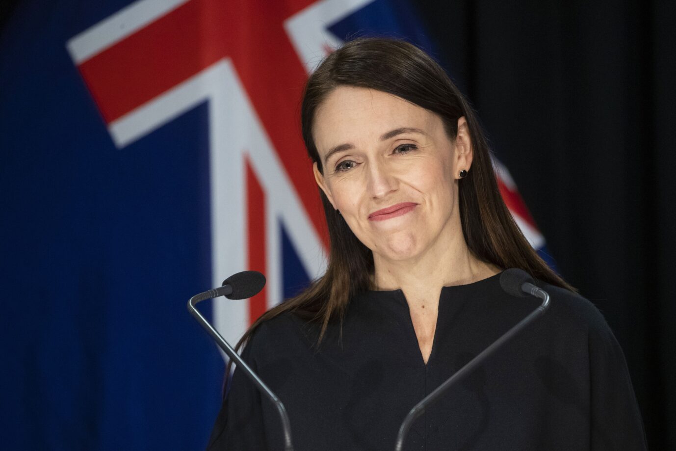 Jacinda Ardern: Die neuseeländische Ministerpräsidentin schafft fast alle Corona-Maßnahmen ab Foto: picture alliance / ASSOCIATED PRESS | Mark Mitchell