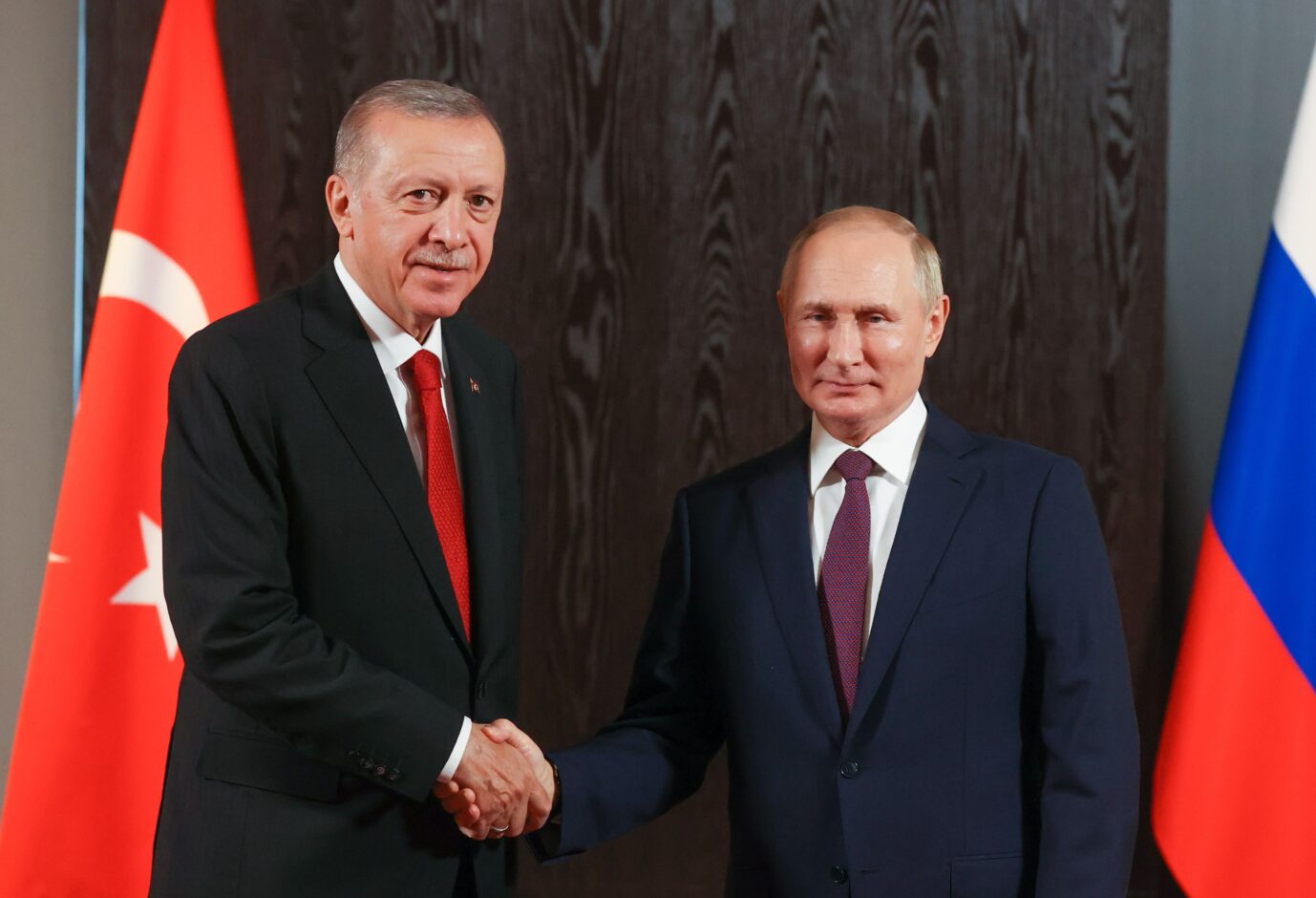 Der Präsident von Nato-Partner Türkei, Erdogan, schüttelt dem Präsidenten von Rußland, Putin, die Hand auf einem Treffen der SCO (Shanghai Cooperation Organization) im September 2022