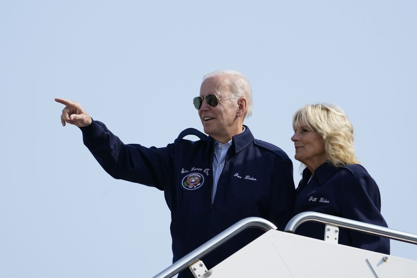 Neuerdings ohne Maske, weil Corona vorbei ist: US-Präsident Joe Biden mit First Lady Jill Biden beim Abflug nach London zu den Trauerfeierlichkeiten um die britische Königin Elisabeth II.