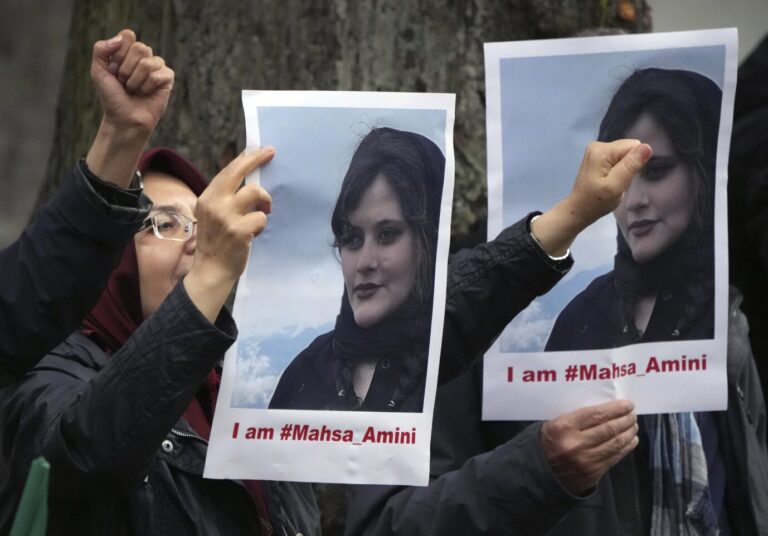 Exil-Iraner demonstrieren vor der Botschaft der Islamischen Republik Iran in Berlin, dabei halten sie Fotos von der mutmaßlich ermordeten Masha A. (22) hoch