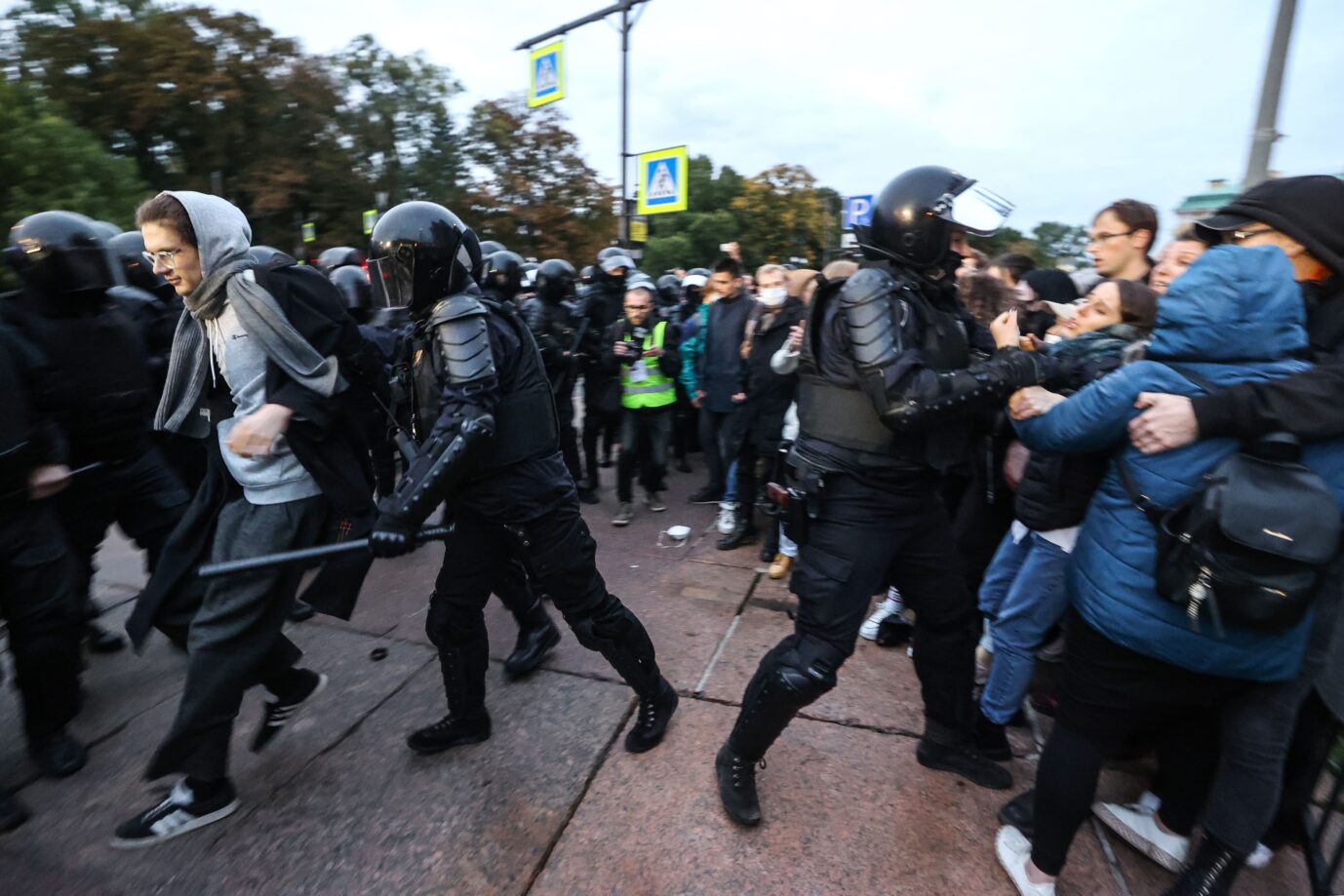 Russische Polizisten in St. Petersburg nehmen Russen, die gegen die Teilmobilmachung und den Krieg in der Ukraine protestieren, fest