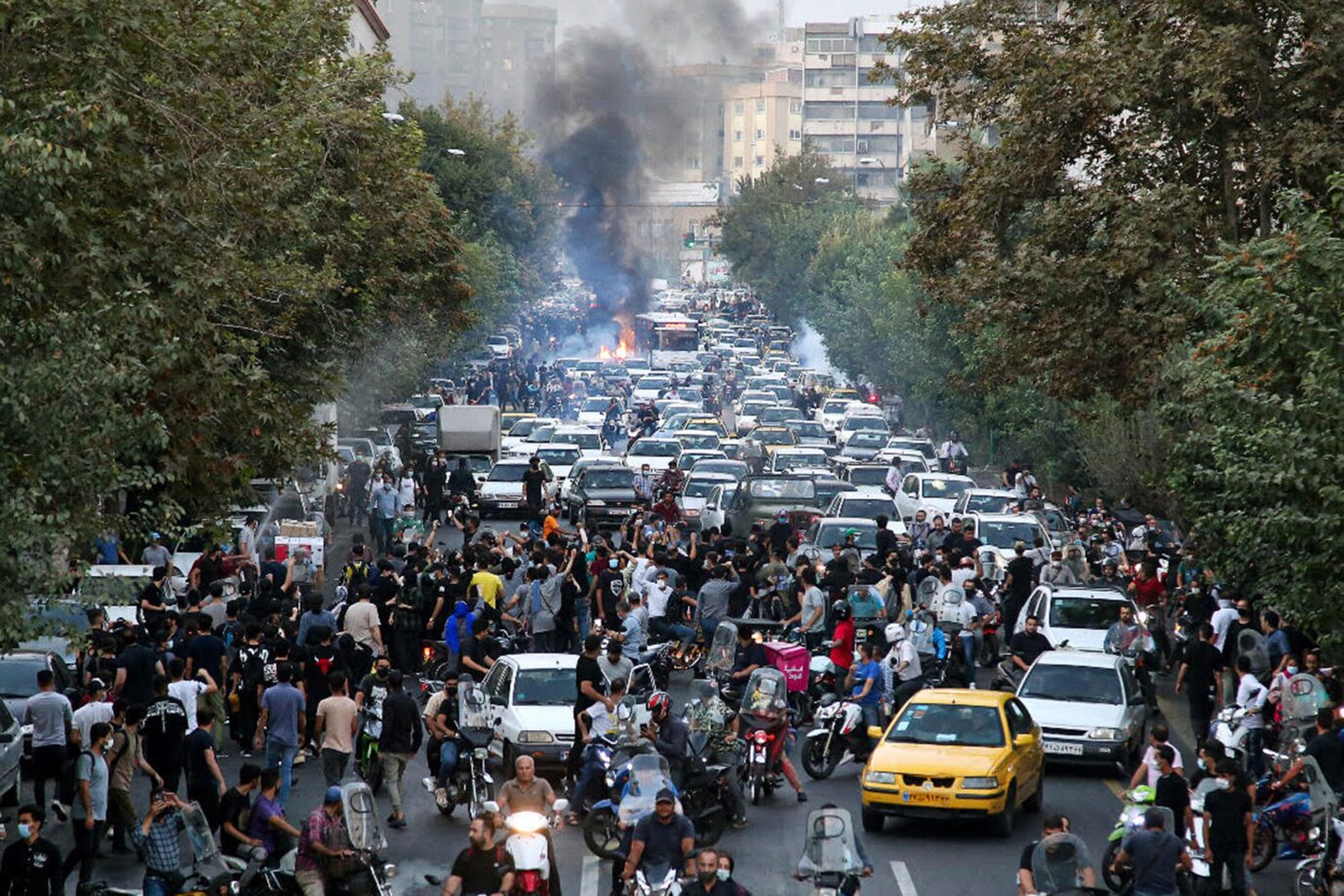  Demonstranten gehen auf die Straße gegen das Mullah-Regime