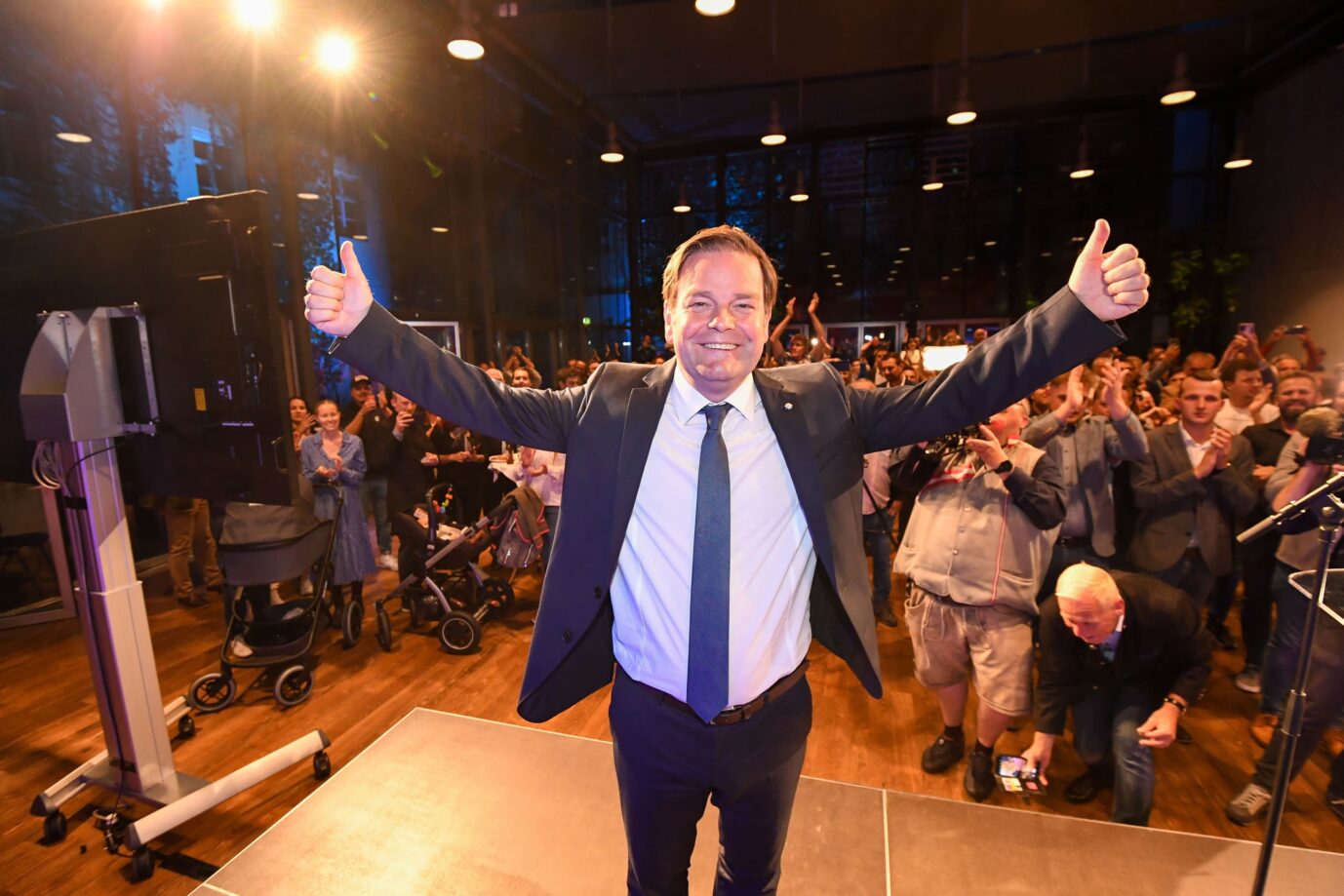 Der FPÖ-Spitzenkandidat für Tirol, Markus Abzwerger, feiert den Wahlsieg bei einer Wahlparty in Innsbruck.