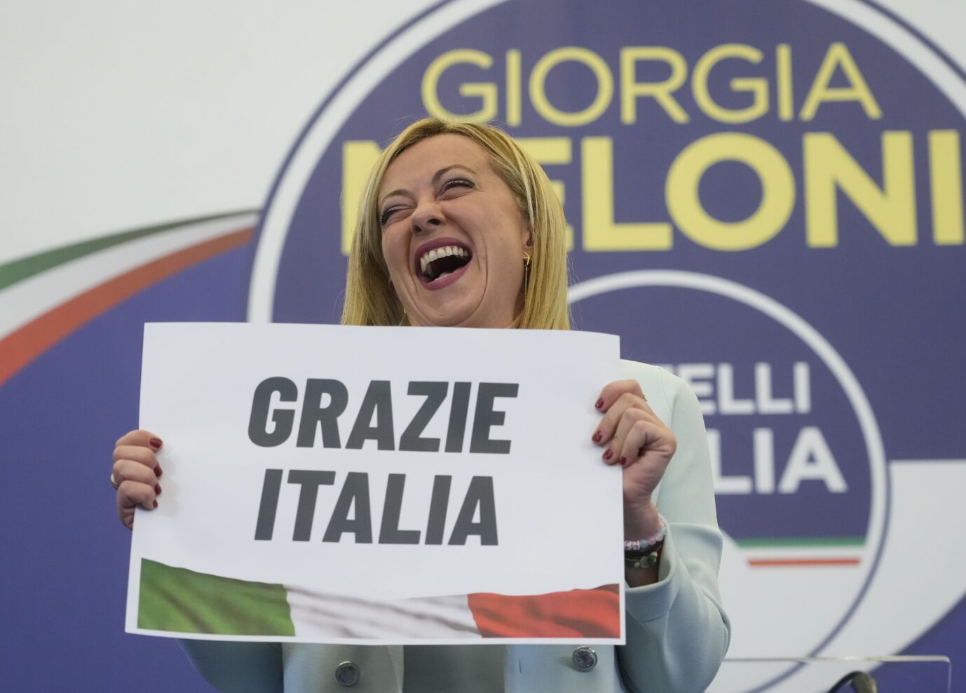 Die Siegerin bedankt sich mit einem Schild bei den Itallienern: "Danke, Italien".Das Rechtsbündnis um Giorgia Melonis Fratelli d'Italia hat die Wahlen in Italien gewonnen.