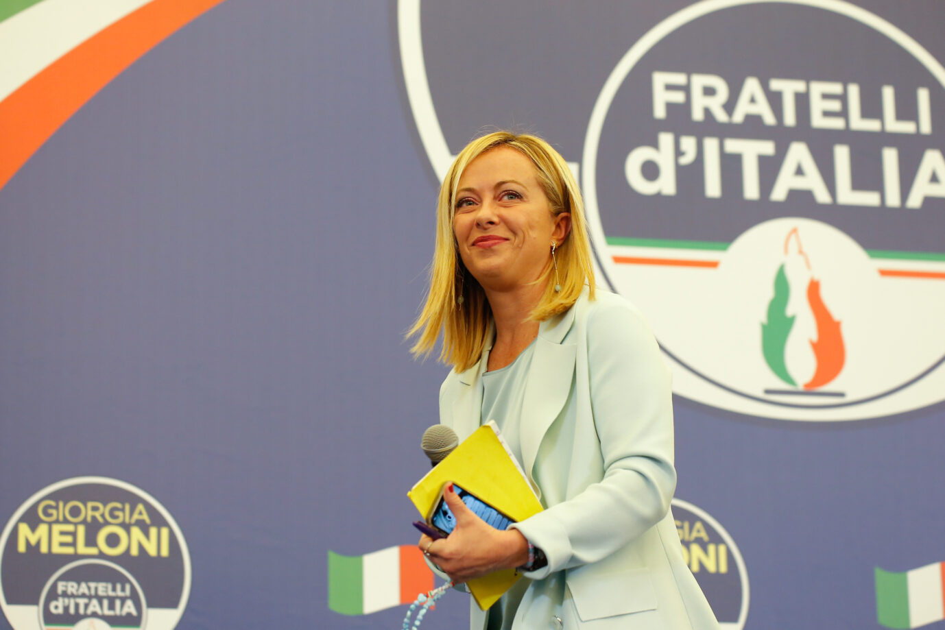 Giorgia Meloni (Fratelli D'Italia) tritt nach ihrem Wahlsieg vor die Presse