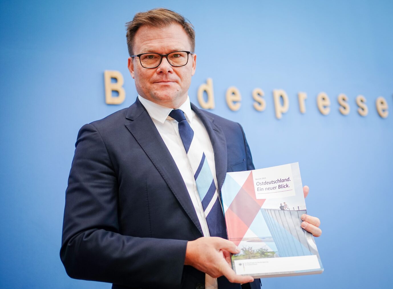 Über Demokratie und Meinungsfreiheit: Der Ostbeauftragte der Bundesregierung, Carsten Schneider (SPD) stellt den Bericht zum Stand der Deutschen Einheit vor.