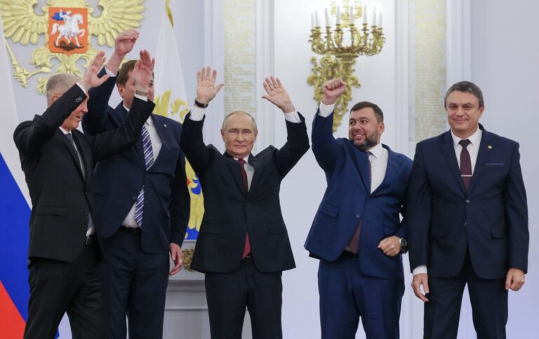 Putin umgeben von Separatistenführern: Gebiete annektiert, die er nicht kontrolliert Foto: picture alliance / ASSOCIATED PRESS | Mikhail Metzel