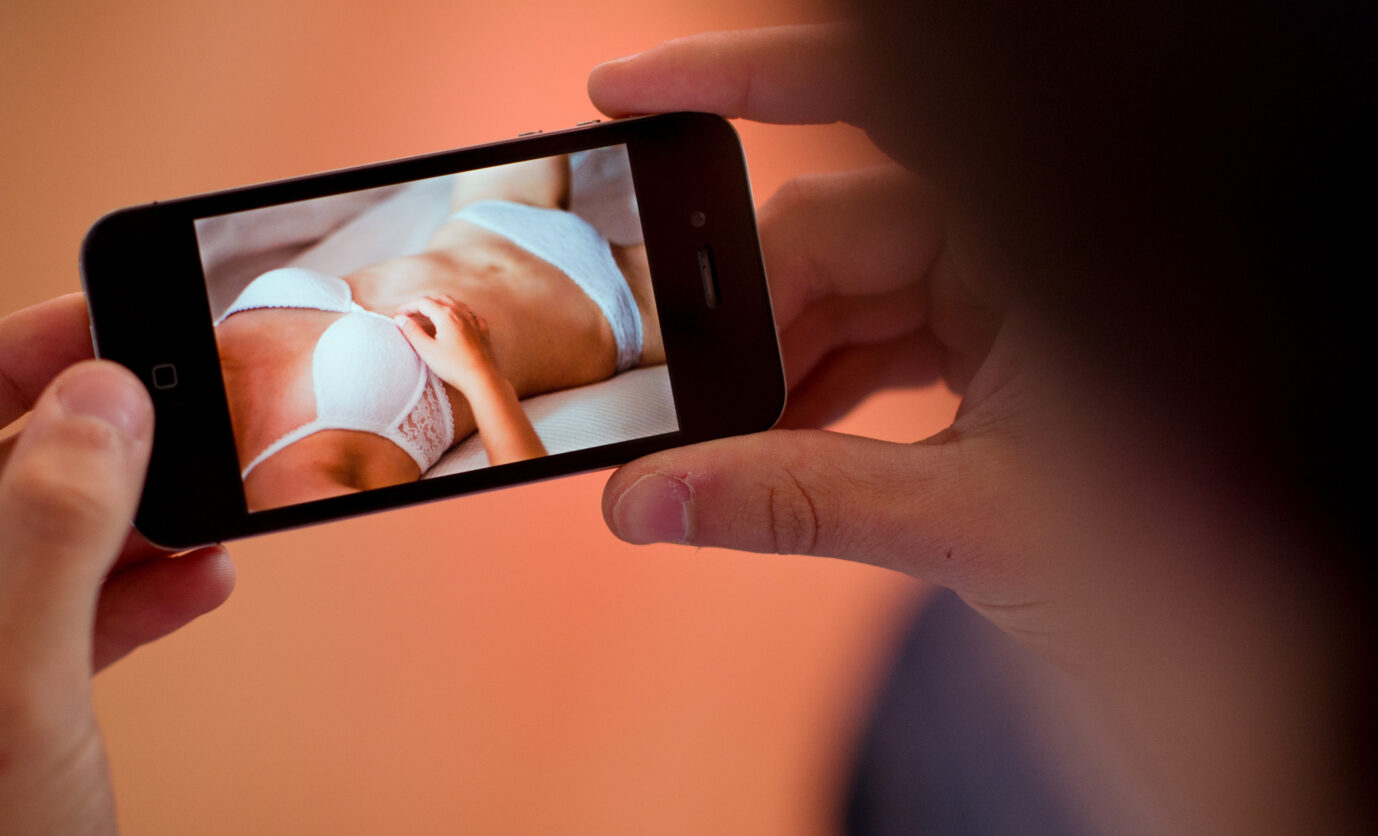 Ein Mann sieht sichPornos auf seinem Handy an: Die Jusos fordern von den Öffentlich-Rechtlichen Erotikfilme in ihren Mediatheken zu zeigen