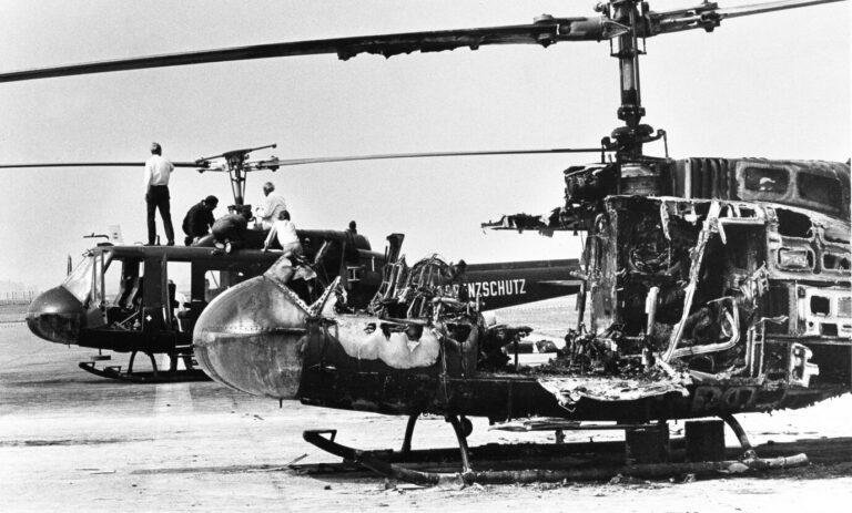 Die Trümmer der ausgebrannten Hubschrauber nach der gescheiterten Geiselbefreiung bei Olympia 1972 Foto: picture alliance / ASSOCIATED PRESS | Uncredited