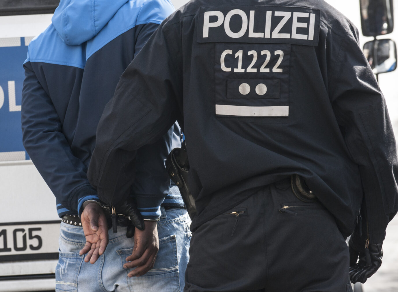 Ein Berliner Polizist nimmt einen jungen Mann fest: Der Migrationshintergrund von Tatverdächtigen unter 21 Jahren wird in der Hauptstadt nicht mehr erfaßt