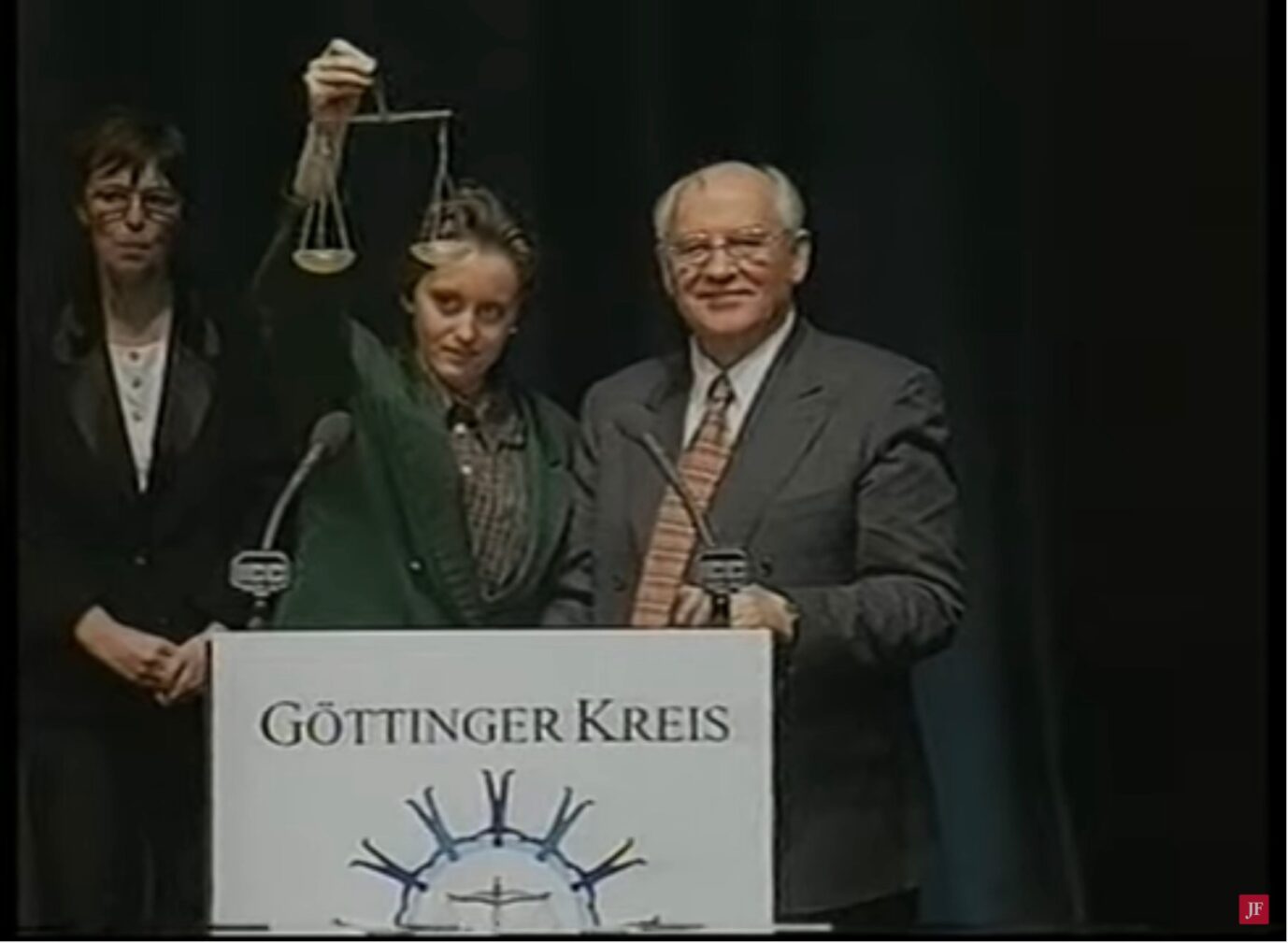 Michail Gorbatschow spricht am 1. März 1998 bei der Veranstaltung der „Studenten für den Rechtsstaat“ im ICC Berlin. Beatrix von Storch überreicht ihm als Dank eine Waage als Symbol der Rechtsstaatlichkeit Foto: Youtube / Screenshot JF