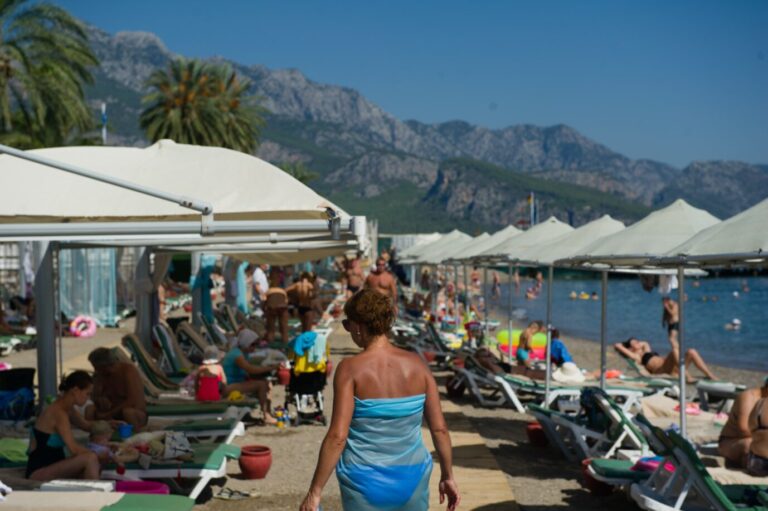 Touristen genießen den Urlaub in der Türkei am Strand bei gutem Wetter