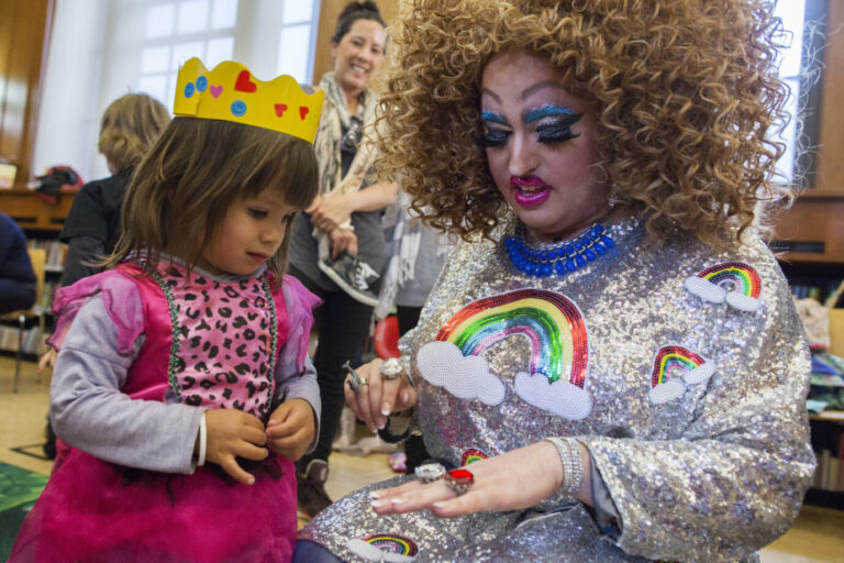 „Drag Queen“ Lil Miss Hot Mess spricht mit einem kleinen Mädchen: Seit Jahren rückt Travestie immer mehr in den Lebensalltag vor