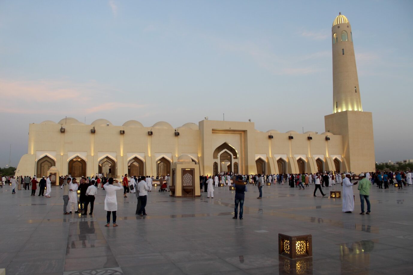 Moslems versammeln sich vor einer Moschee in Katar