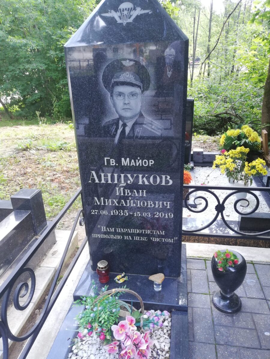 Trotz aller Probleme mit den Behörden sieht sich Wladimir Anzukow aufseiten des russischen Staates Jedes Jahr am 2. August feiert er den "Tag der Luftlandetruppen" am Grab seines Vaters Foto: privat