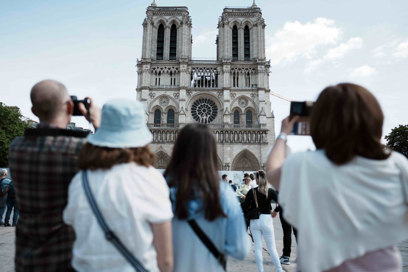 Touristen machen von der Kathedrale von Notre Dame Fotos Die Kirche ist eines der bekanntesten Wahrzeichen Europas